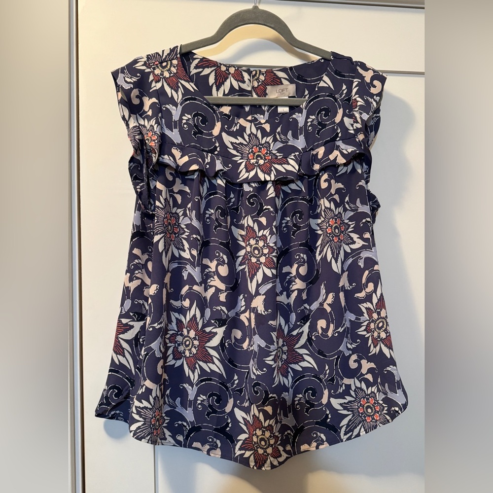 LOFT Outlet Flutter Sleeve Floral Top Key Hole Back
Size Large